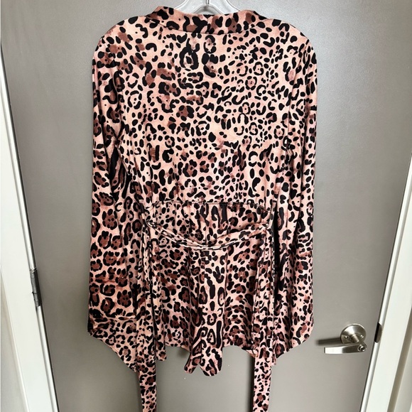 Cheetah Print Romper Playsuit with V Neck - Picture 3 of 7